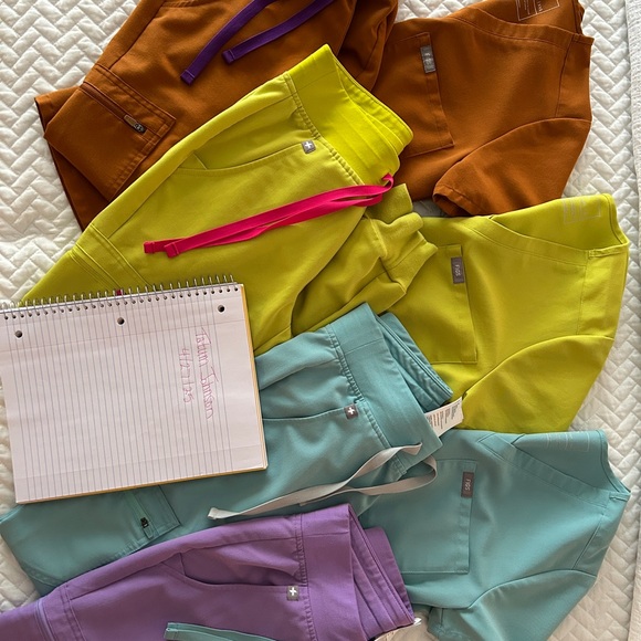 FIGS Scrub Set - Picture 3 of 3